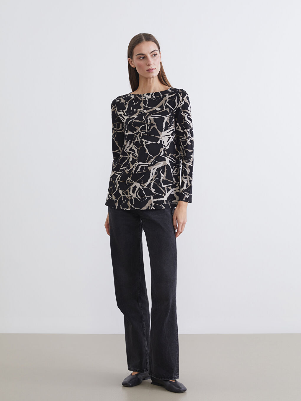 Siyah Kayık Yaka Desenli Kadın Tişört-1