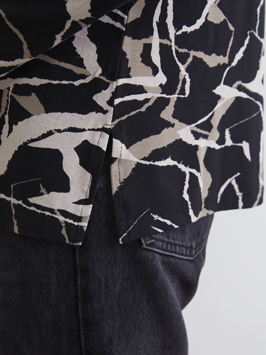 Siyah Kayık Yaka Desenli Kadın Tişört-2