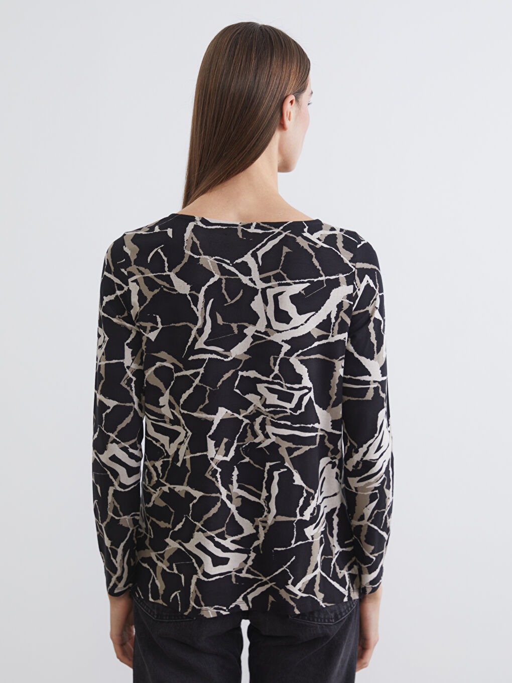 Siyah Kayık Yaka Desenli Kadın Tişört-3