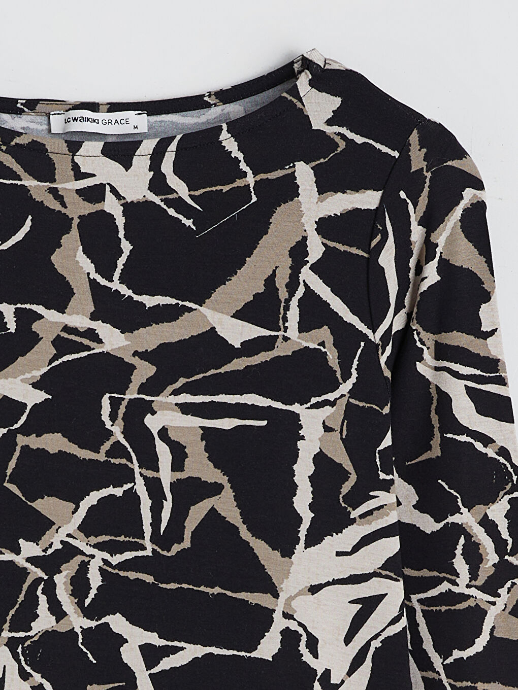 Siyah Kayık Yaka Desenli Kadın Tişört-5