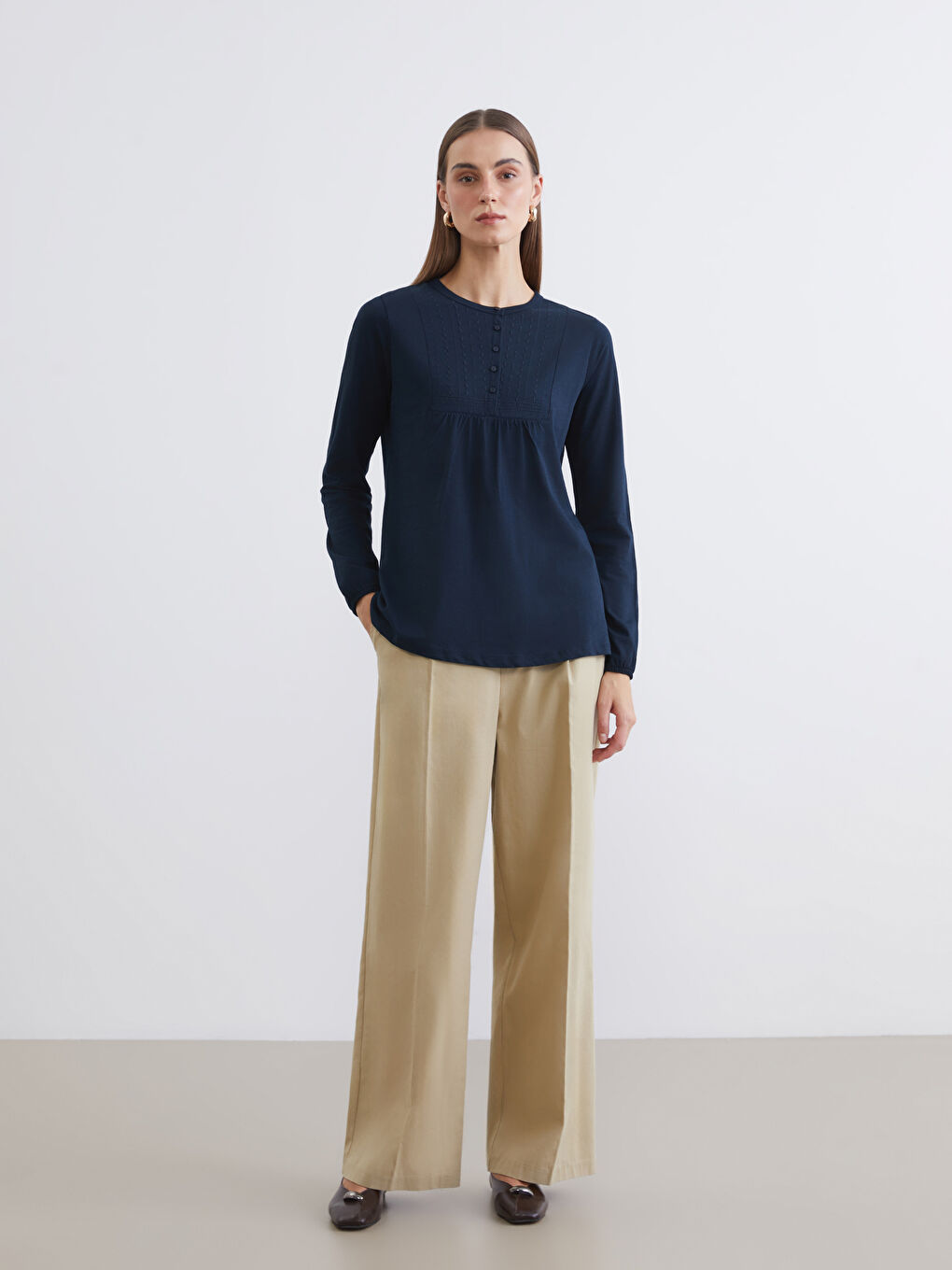 Lacivert Bisiklet Yaka Nakışlı Bluz-1