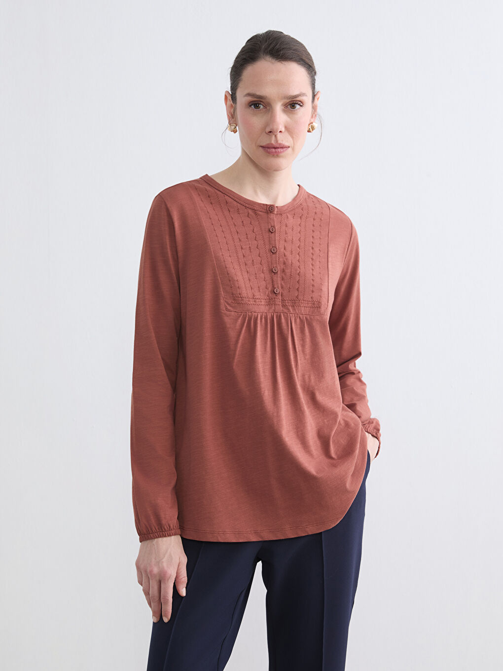 Kahverengi Bisiklet Yaka Nakışlı Bluz	