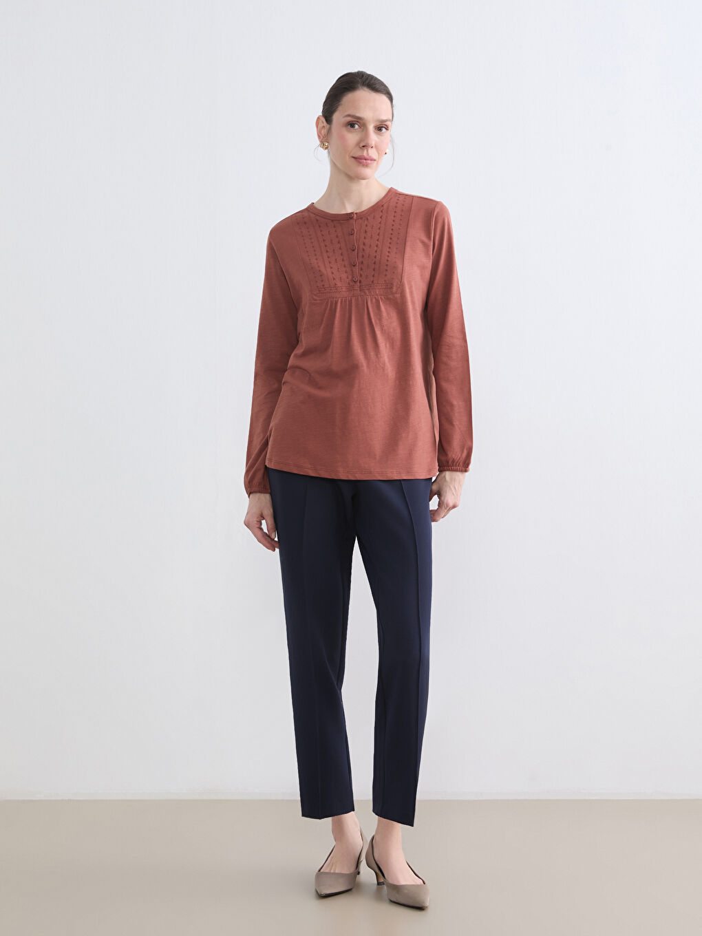 Kahverengi Bisiklet Yaka Nakışlı Bluz	-1