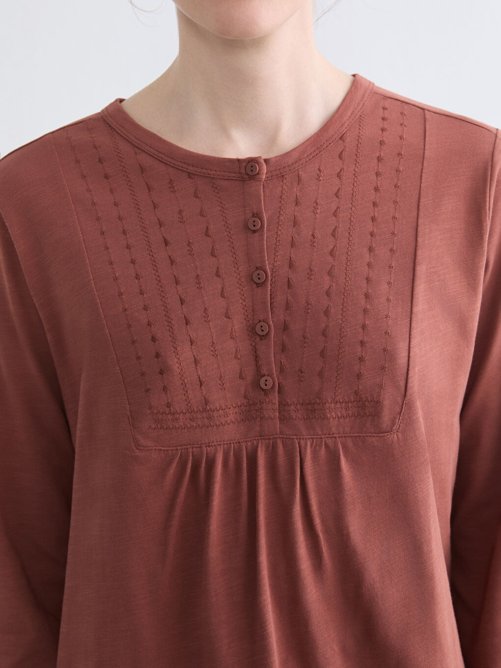 Kahverengi Bisiklet Yaka Nakışlı Bluz	-2