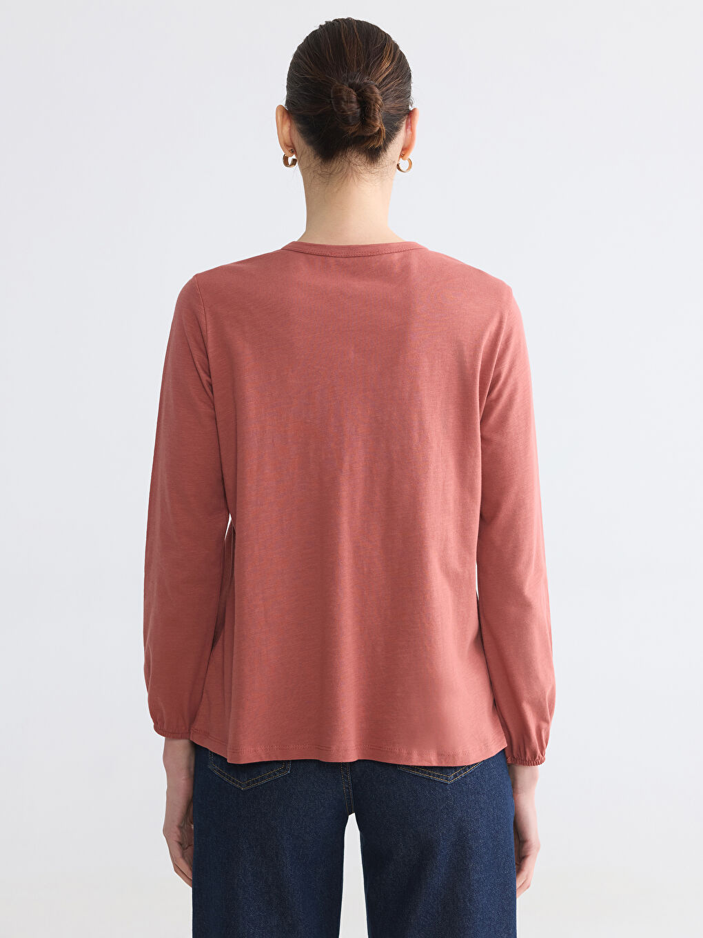 Bluza sa okruglim izrezom i vezom-3