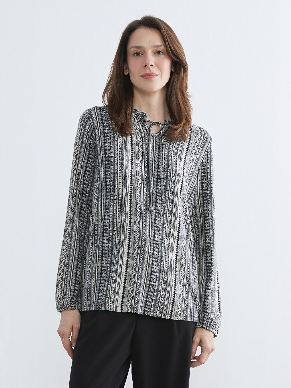 Siyah Bağlamalı Yaka Desenli Bluz