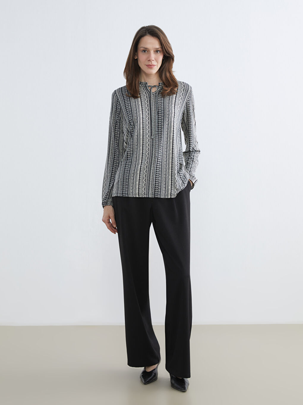 Siyah Bağlamalı Yaka Desenli Bluz-1