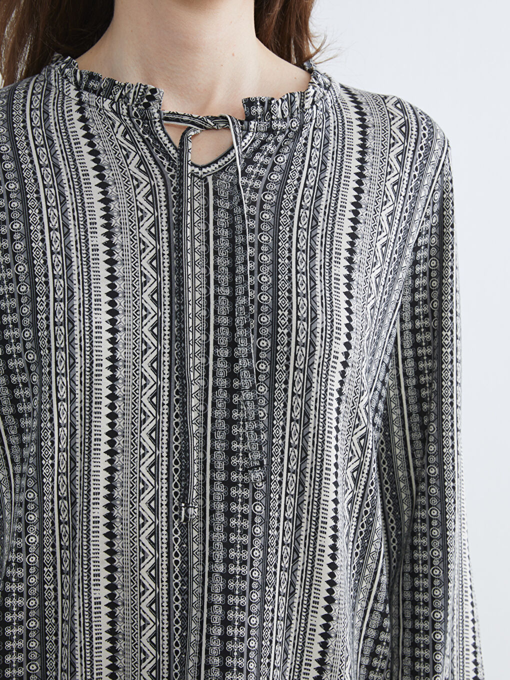 Siyah Bağlamalı Yaka Desenli Bluz-2