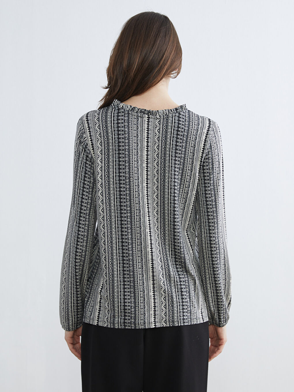 Siyah Bağlamalı Yaka Desenli Bluz-3