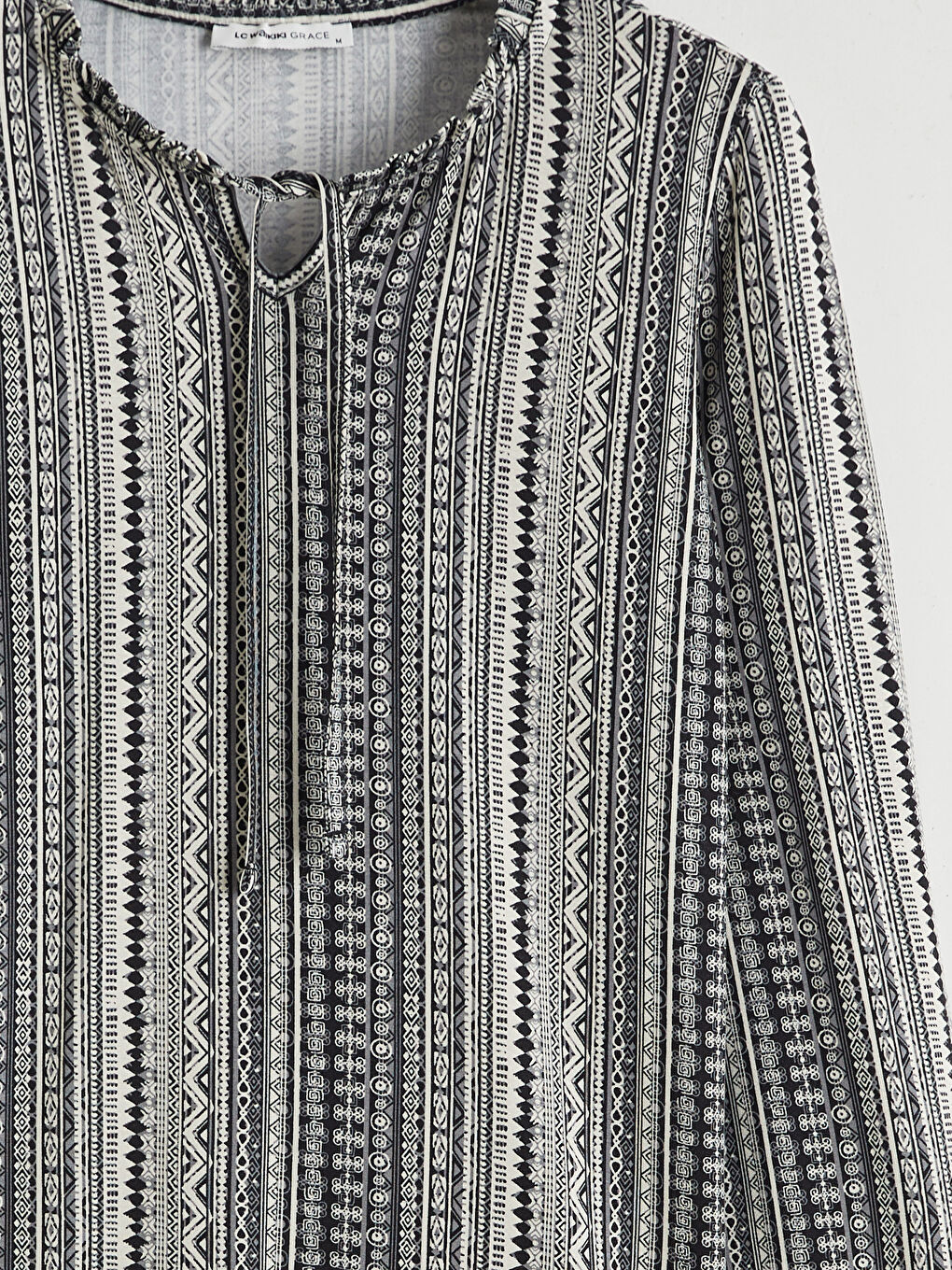 Siyah Bağlamalı Yaka Desenli Bluz-5