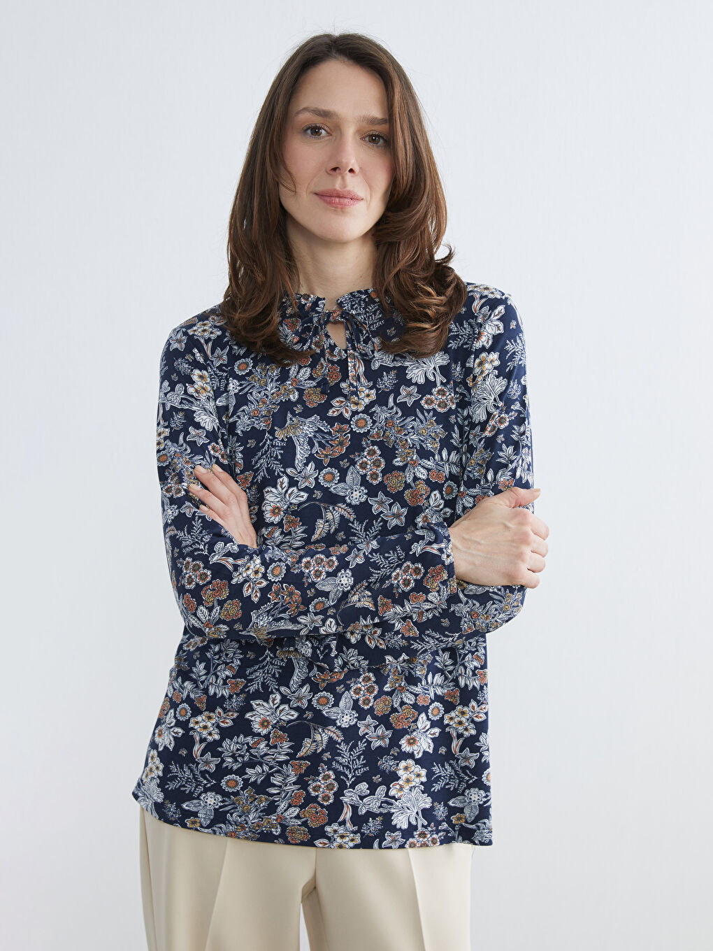 Lacivert Bağlamalı Yaka Çiçekli Bluz