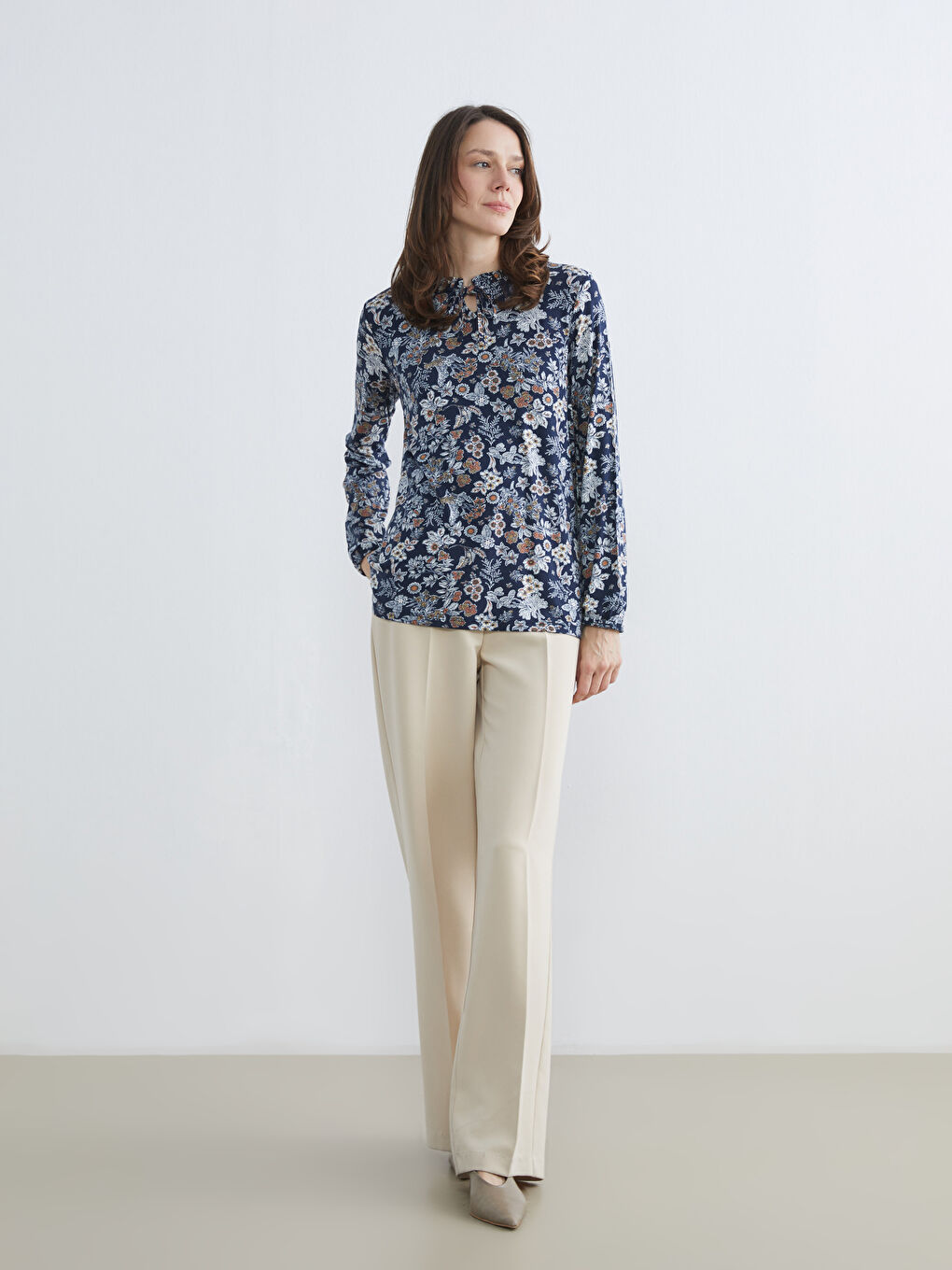 Lacivert Bağlamalı Yaka Çiçekli Bluz-1