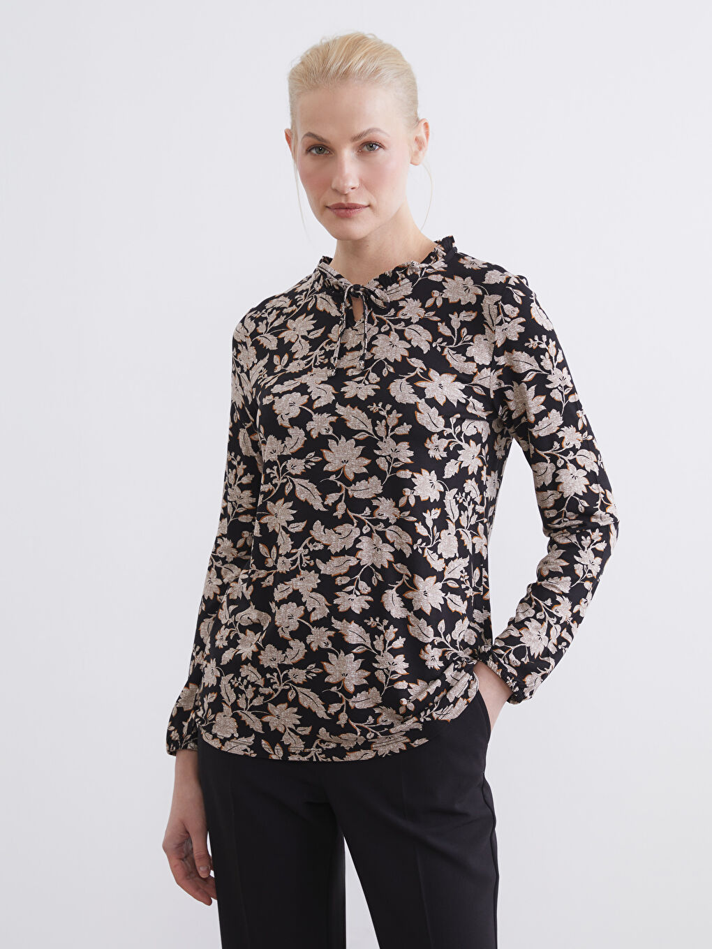 Siyah Bağlamalı Yaka Çiçekli Bluz