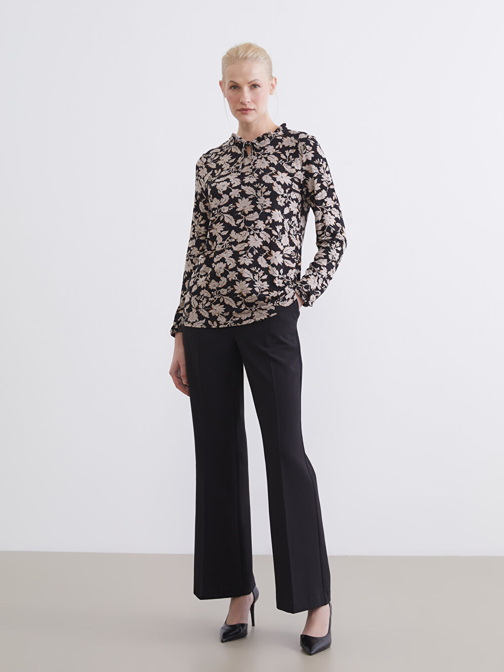 Siyah Bağlamalı Yaka Çiçekli Bluz-1