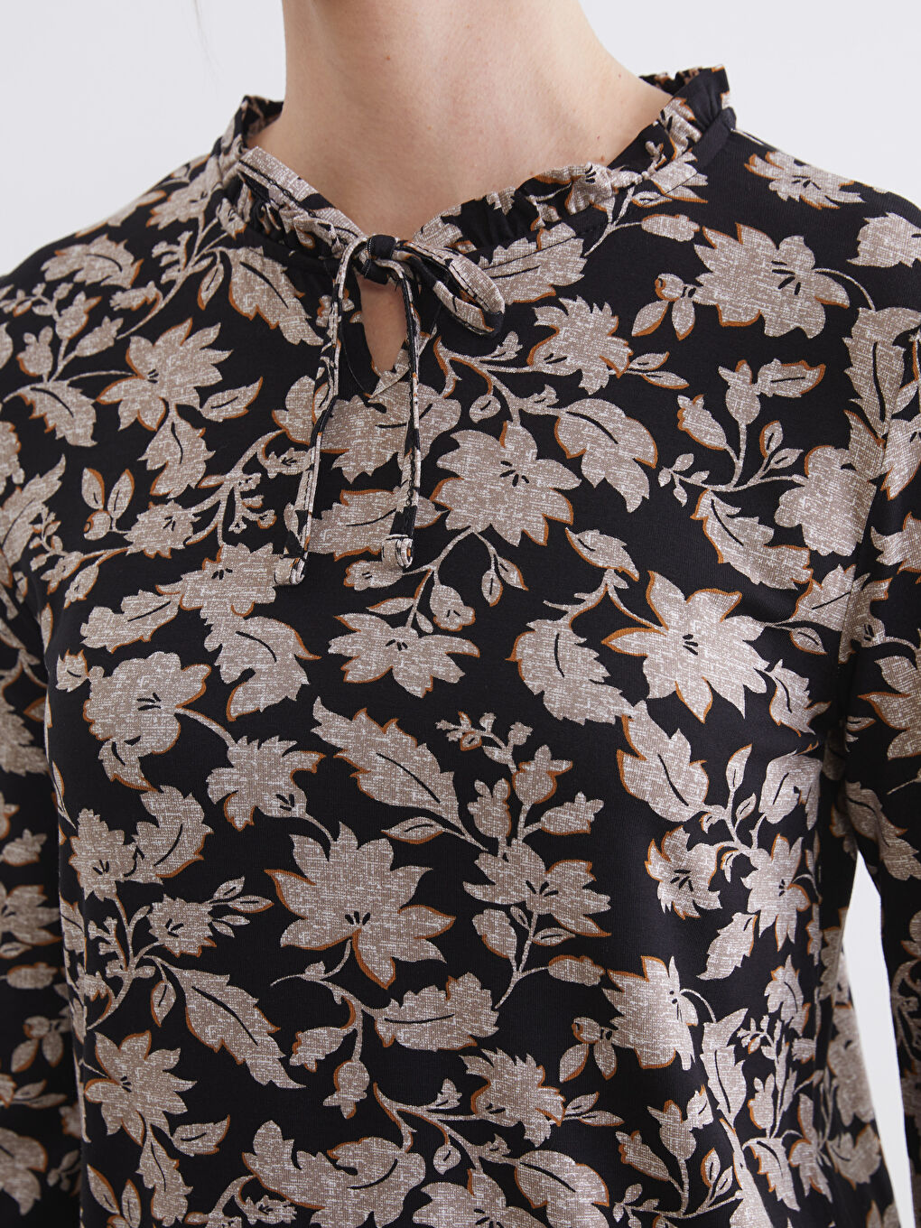 Siyah Bağlamalı Yaka Çiçekli Bluz-2