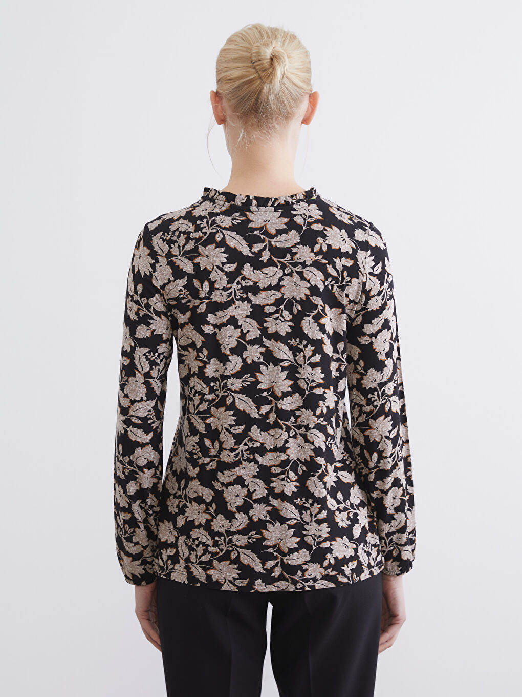 Siyah Bağlamalı Yaka Çiçekli Bluz-3
