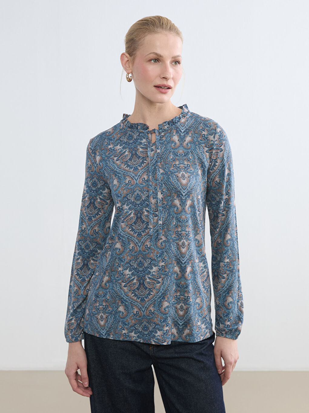 Kahverengi Bağlamalı Yaka Desenli Bluz