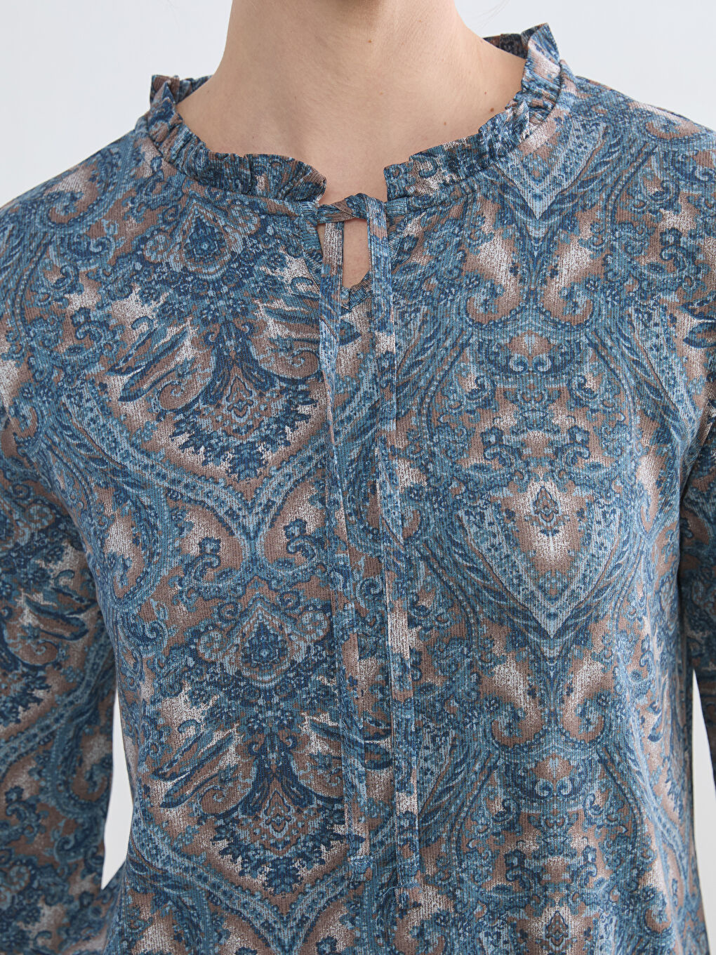 Kahverengi Bağlamalı Yaka Desenli Bluz-2