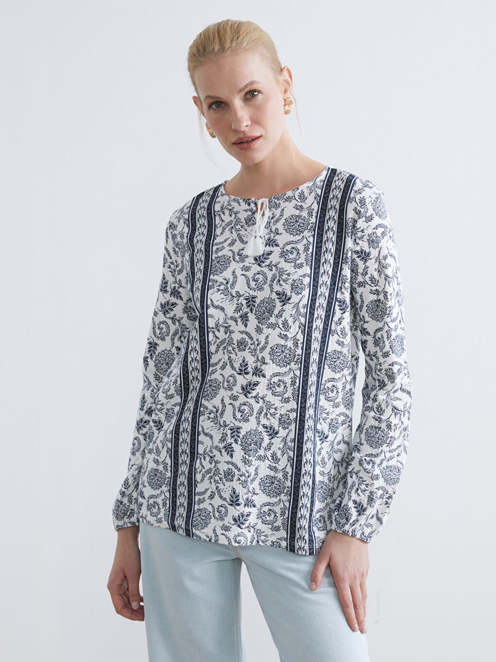 Ekru Bağlamalı Yaka Çiçekli Bluz