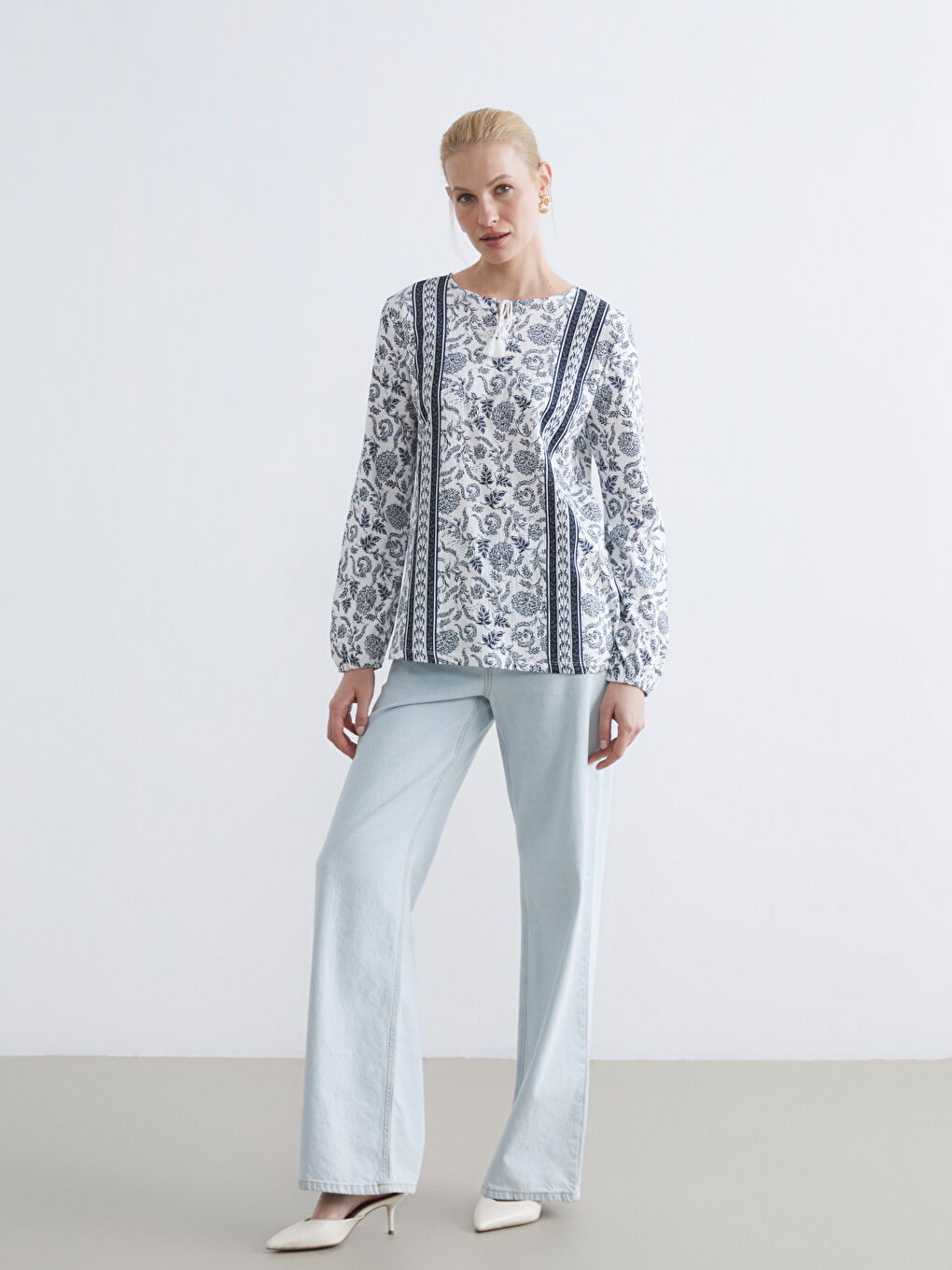 Ekru Bağlamalı Yaka Çiçekli Bluz-1