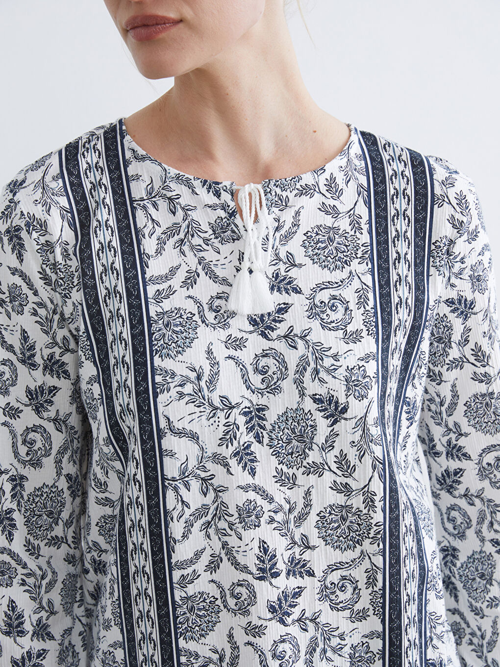 Ekru Bağlamalı Yaka Çiçekli Bluz-2