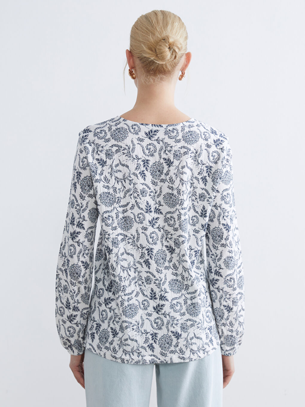 Ekru Bağlamalı Yaka Çiçekli Bluz-3