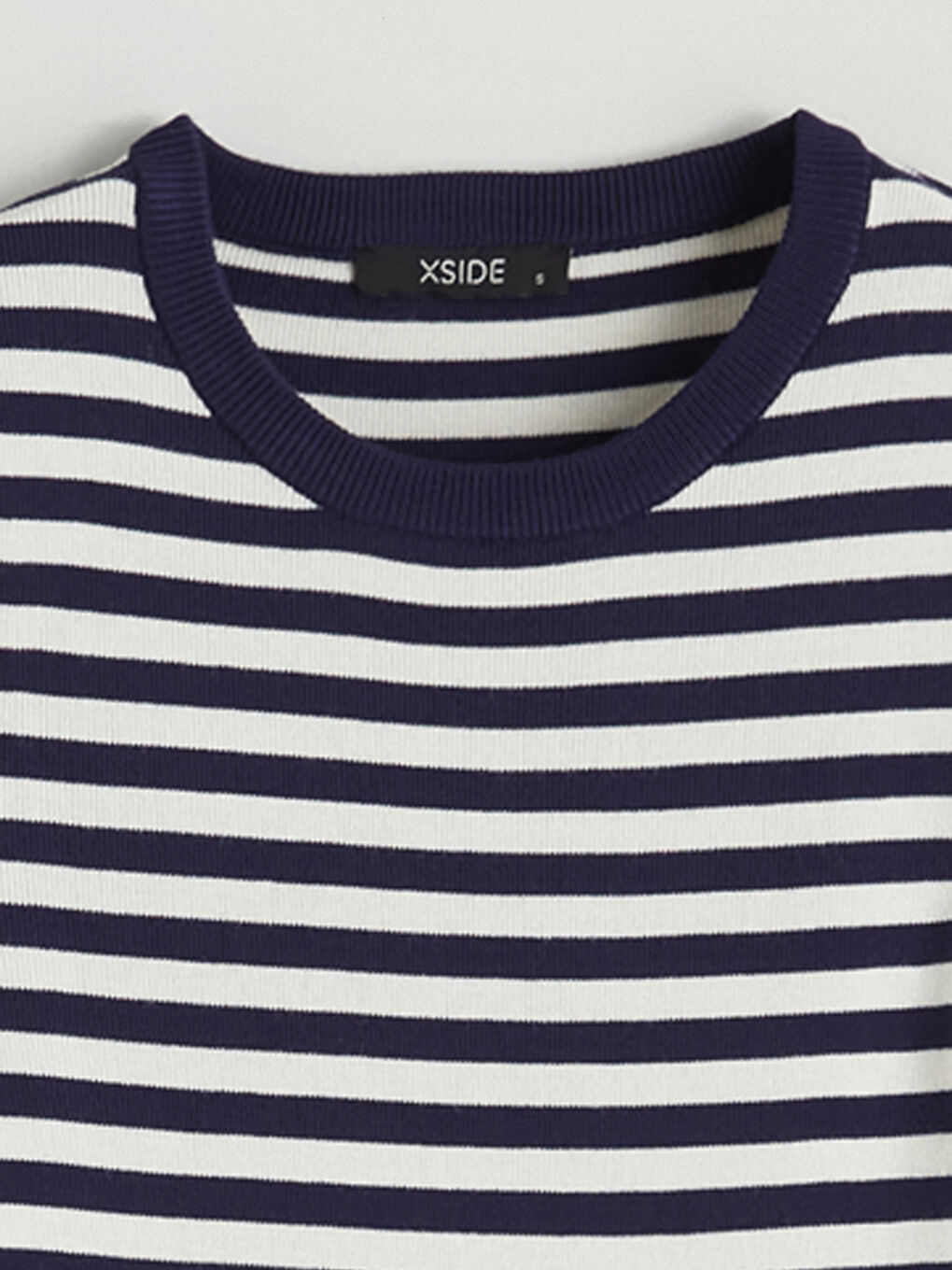 سترة تريكو مخططة بكول مدور نساء-5