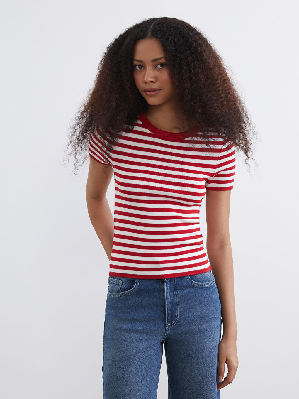 Полосатый трикотажный свитер с круглым вырезом.