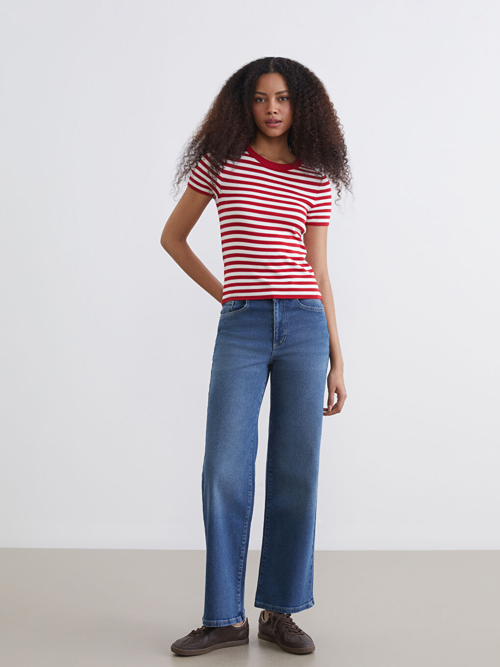 Полосатый трикотажный свитер с круглым вырезом.-1