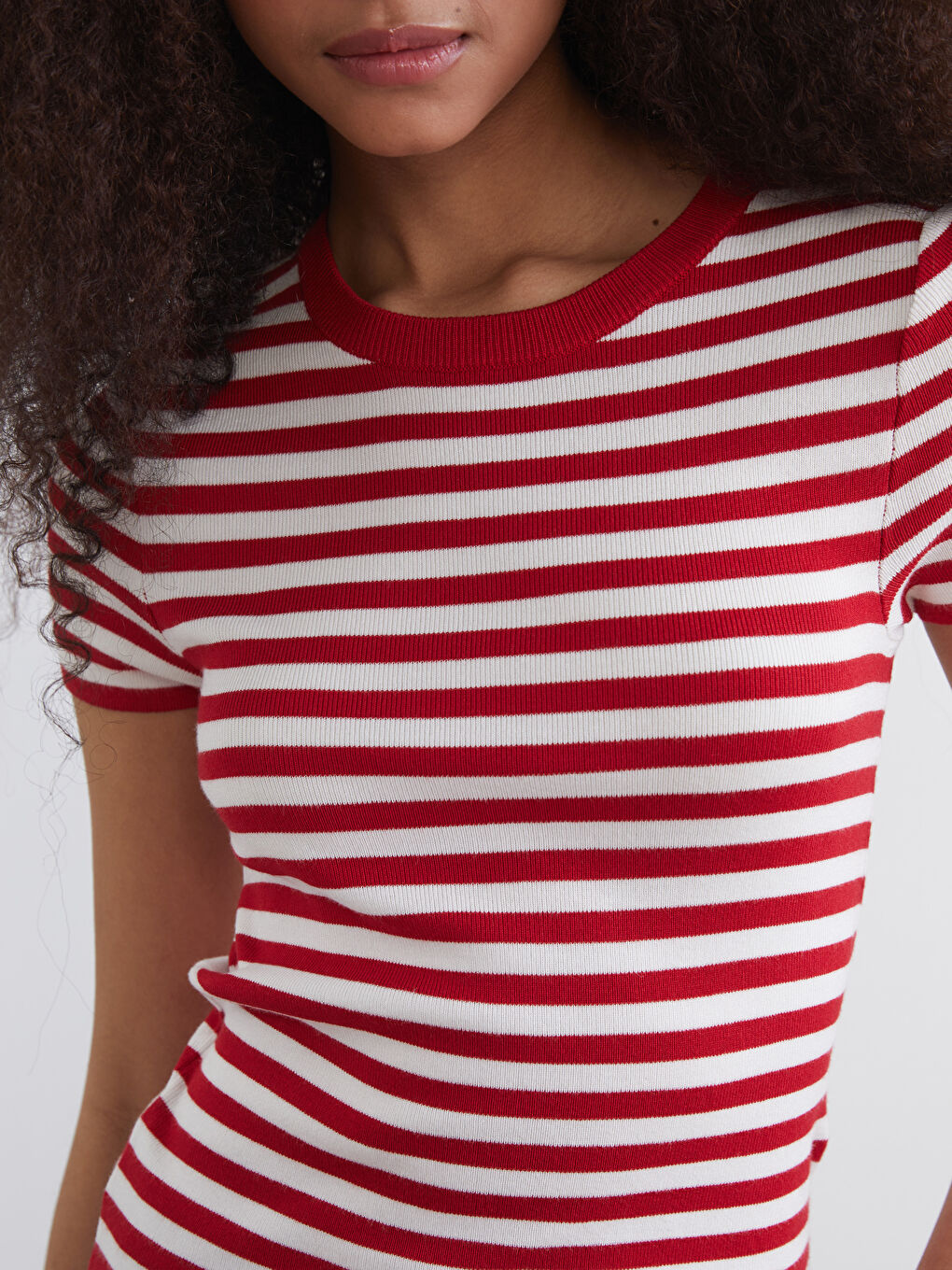 Полосатый трикотажный свитер с круглым вырезом.-2