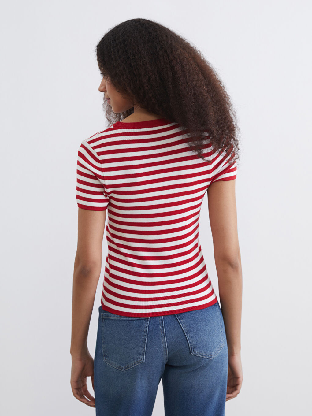 Полосатый трикотажный свитер с круглым вырезом.-3