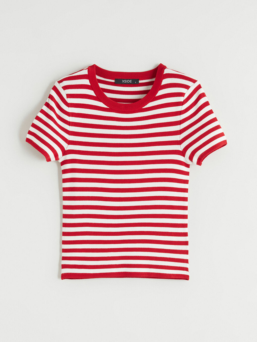 Полосатый трикотажный свитер с круглым вырезом.-4