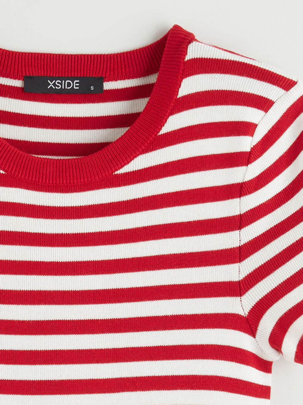 Полосатый трикотажный свитер с круглым вырезом.-5