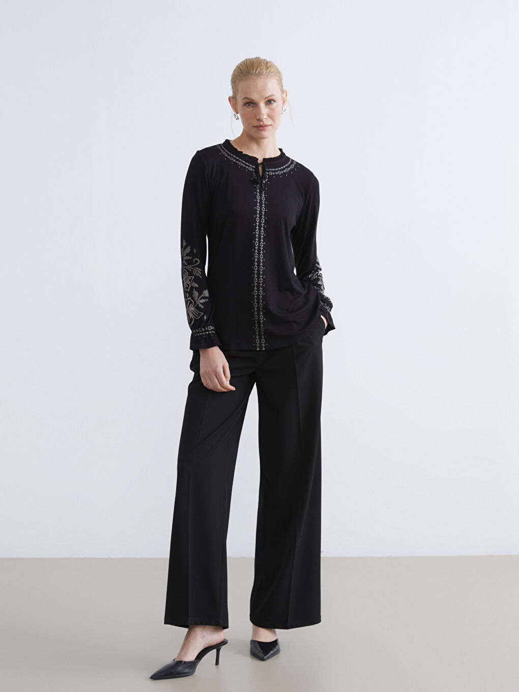 Siyah Bağlama Yaka Fırfırlı Desenli Bluz-1