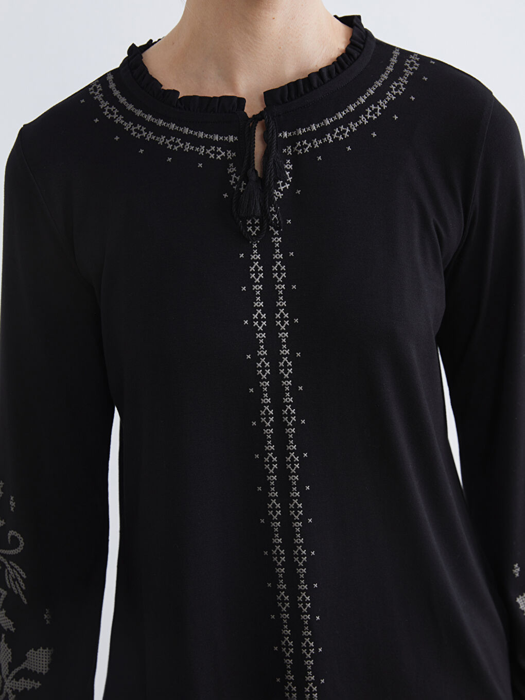 Siyah Bağlama Yaka Fırfırlı Desenli Bluz-2