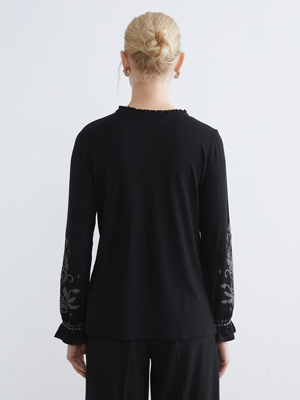 Siyah Bağlama Yaka Fırfırlı Desenli Bluz-3