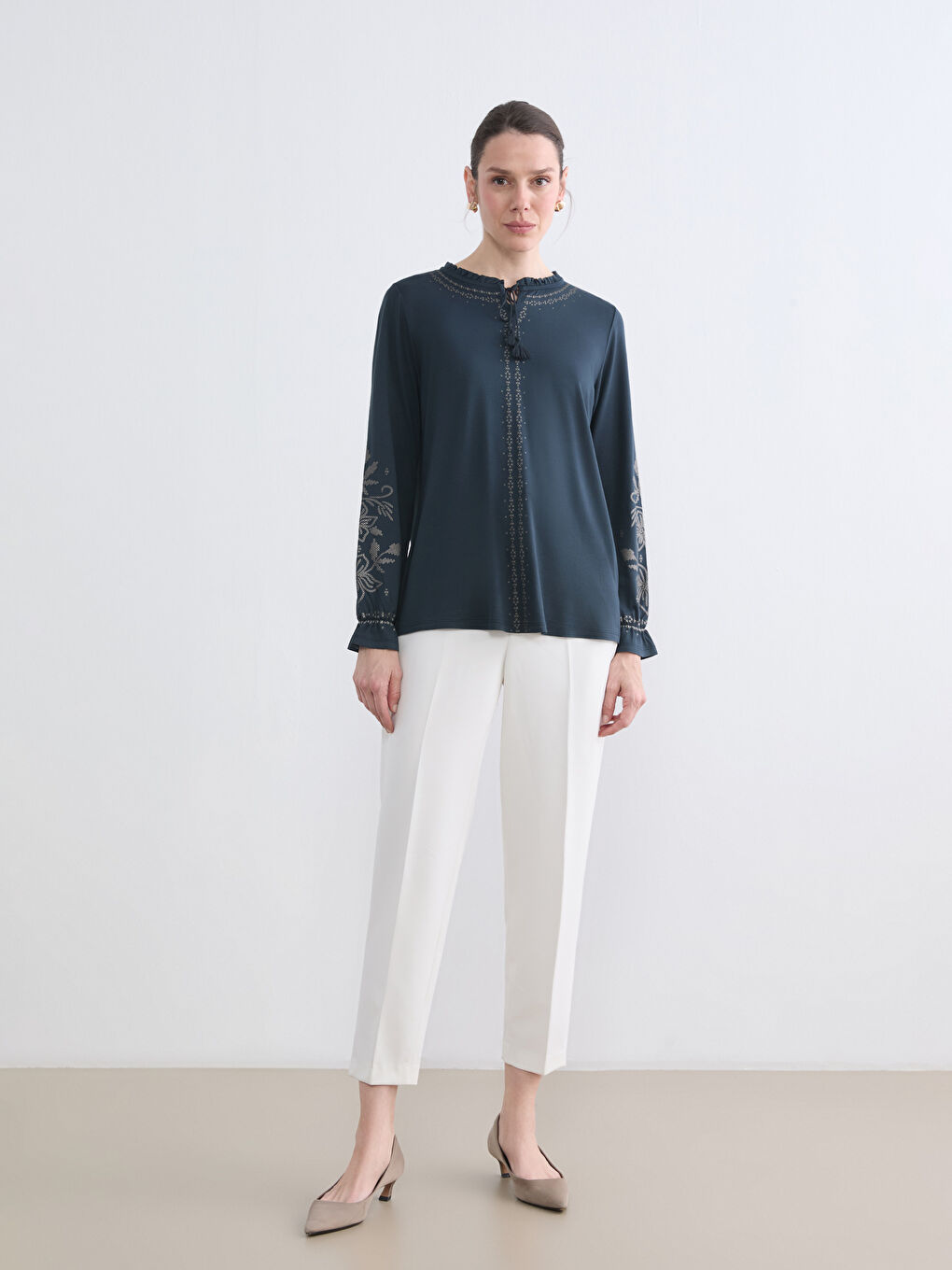 Lacivert Fırfırlı Bağlamalı Yaka Desenli Bluz-1