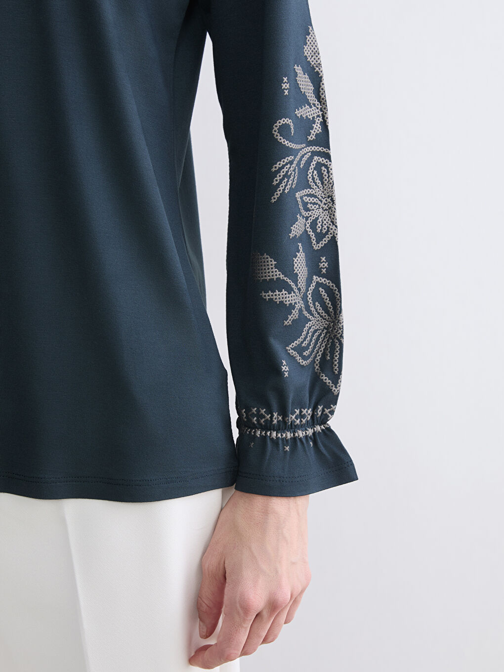 Lacivert Fırfırlı Bağlamalı Yaka Desenli Bluz-2