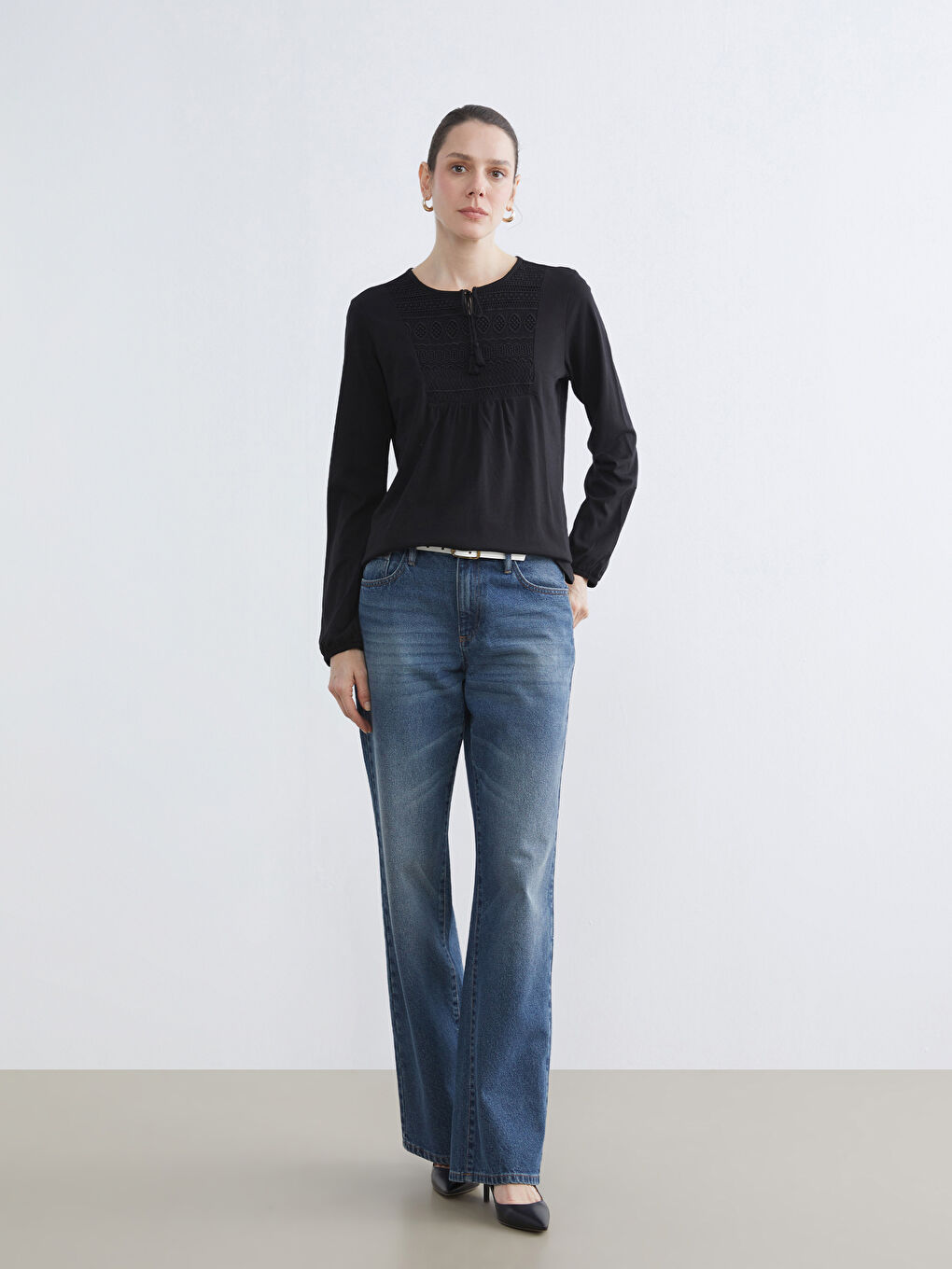 Siyah Bağlamalı Yaka Nakışlı Bluz-1