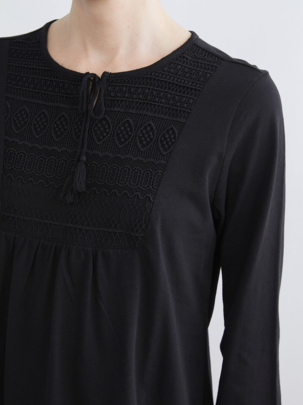 Siyah Bağlamalı Yaka Nakışlı Bluz-2