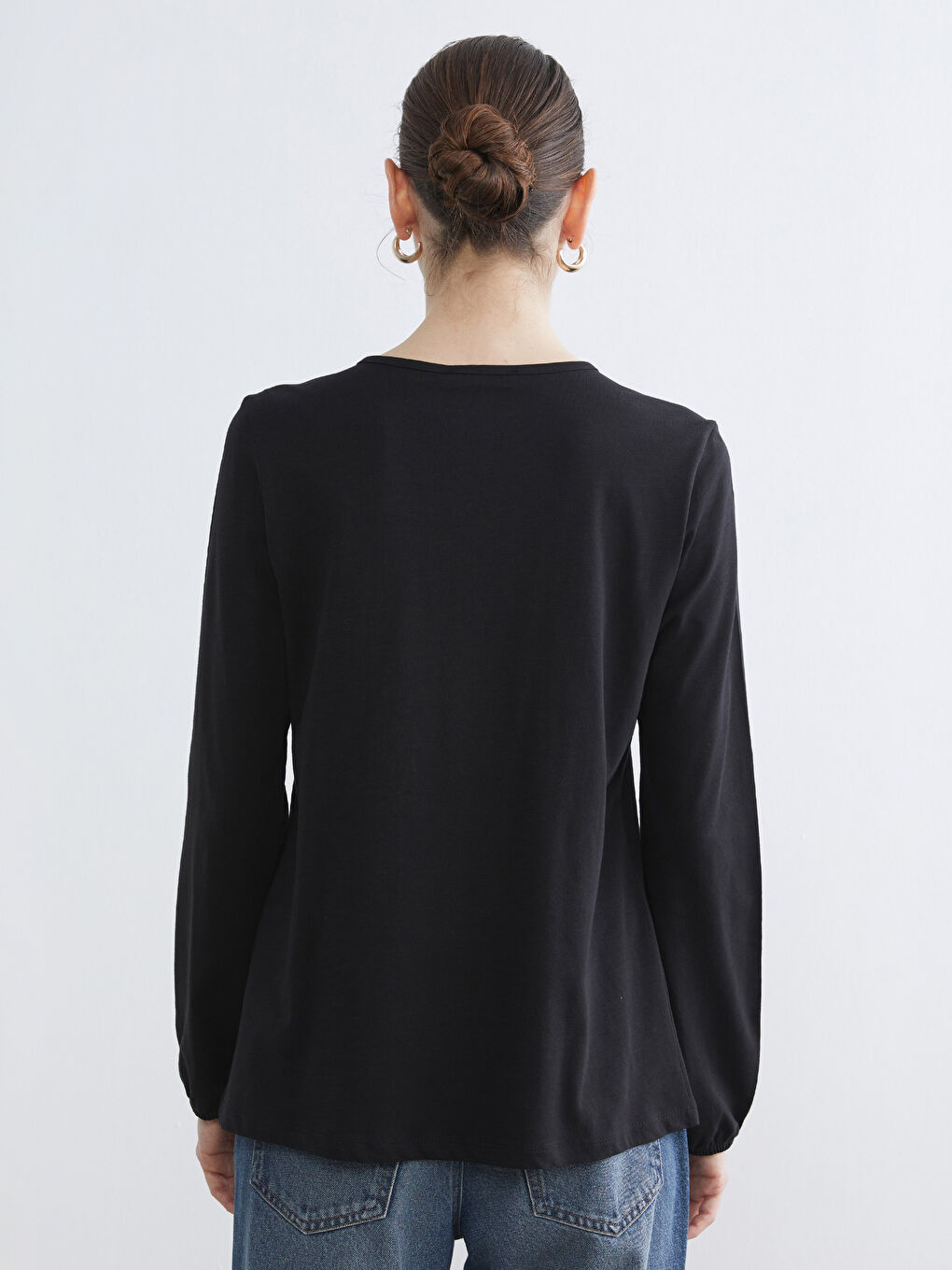 Siyah Bağlamalı Yaka Nakışlı Bluz-3