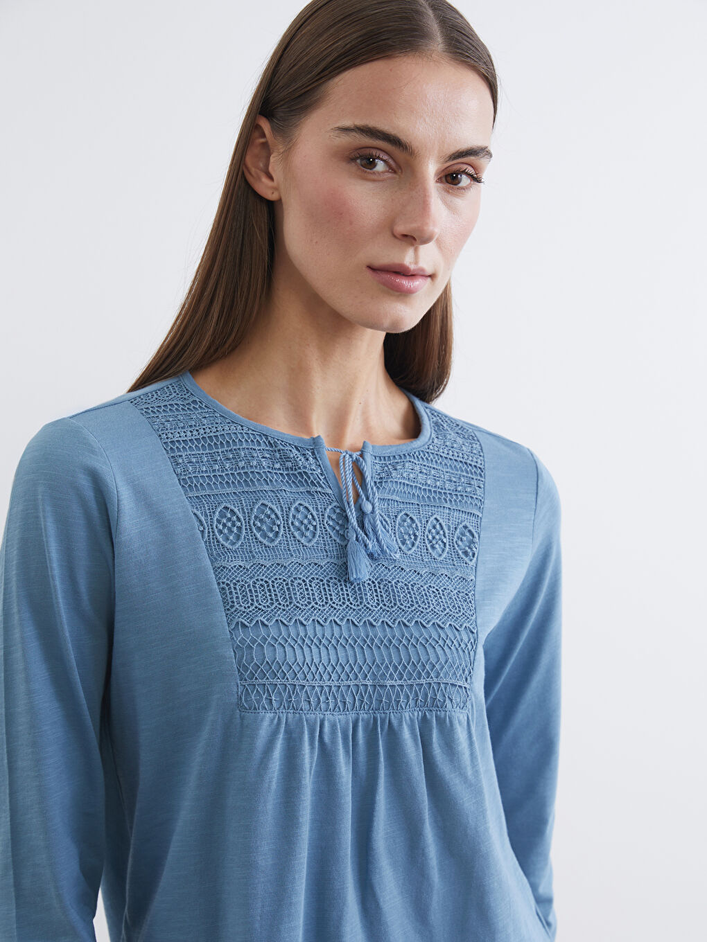 Mavi Bağlamalı Yaka Nakışlı Bluz