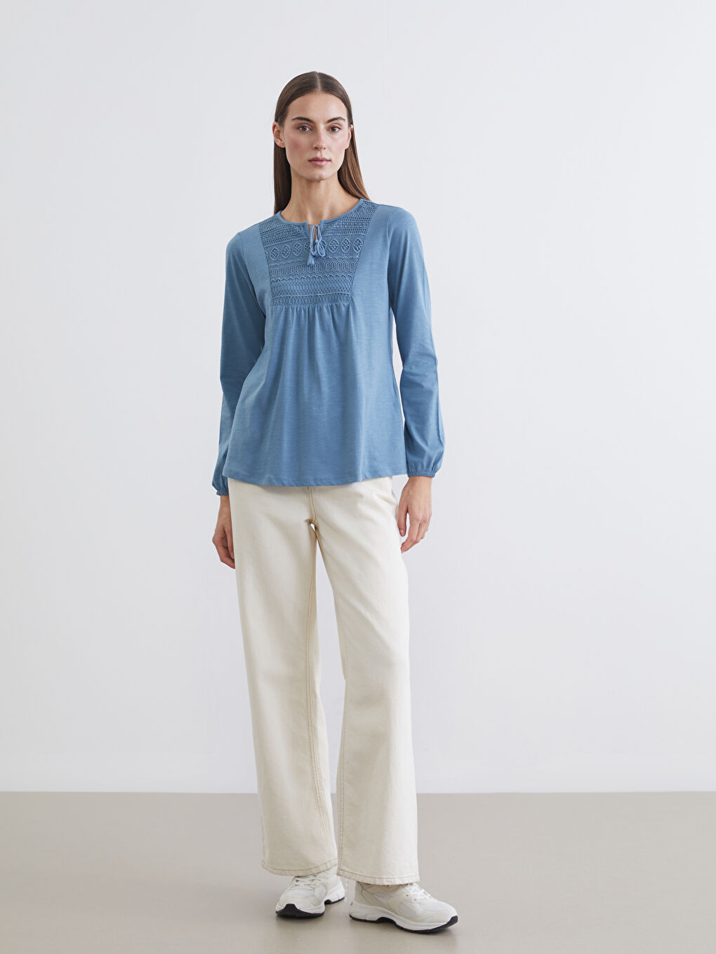 Mavi Bağlamalı Yaka Nakışlı Bluz-1