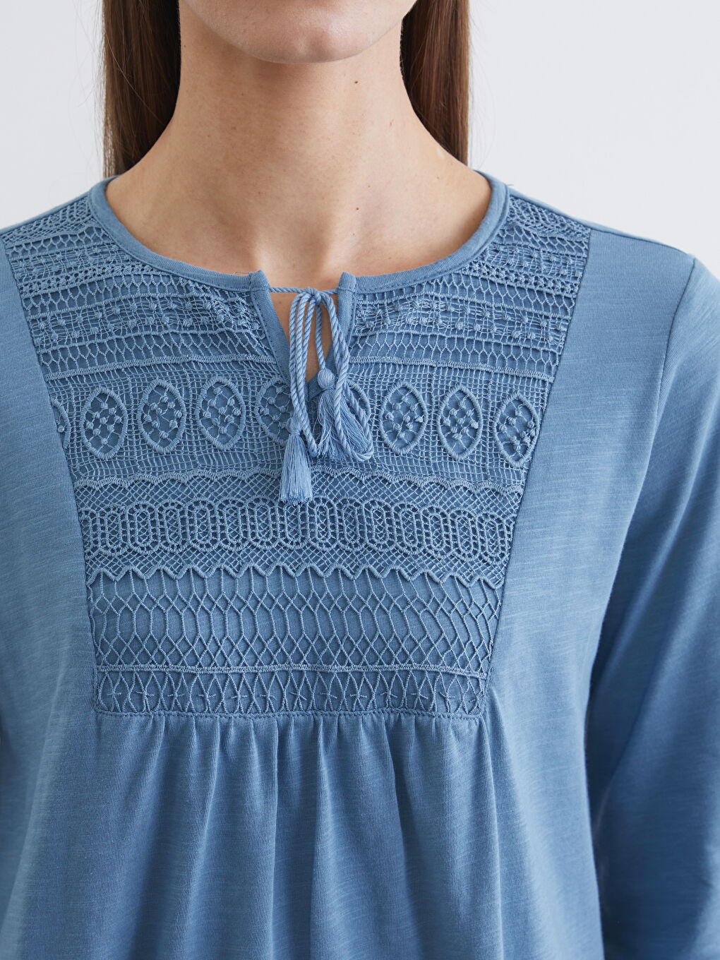 Mavi Bağlamalı Yaka Nakışlı Bluz-2