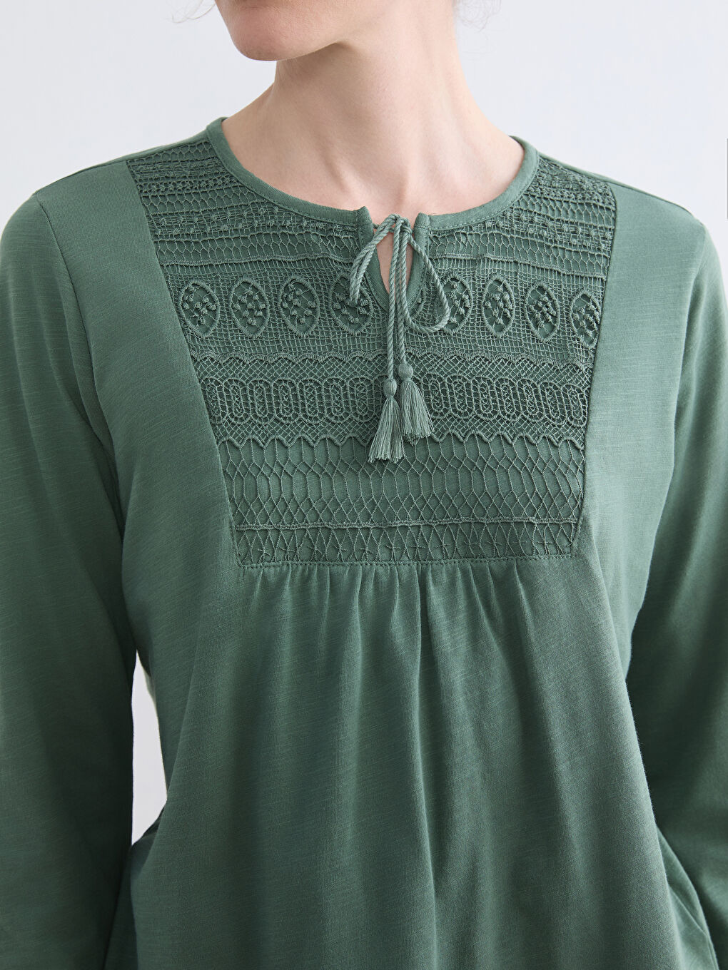 Yeşil Bağlamalı Yaka Nakışlı Bluz-2