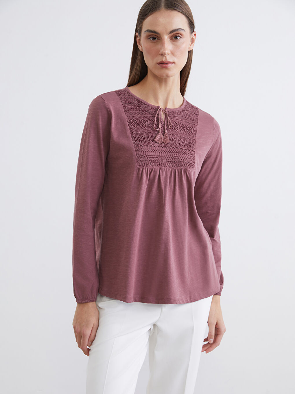 Pembe Bağlamalı Yaka Nakışlı Bluz