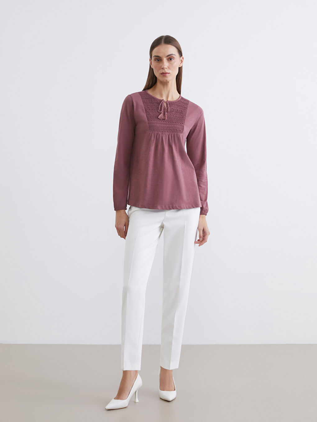 Pembe Bağlamalı Yaka Nakışlı Bluz-1