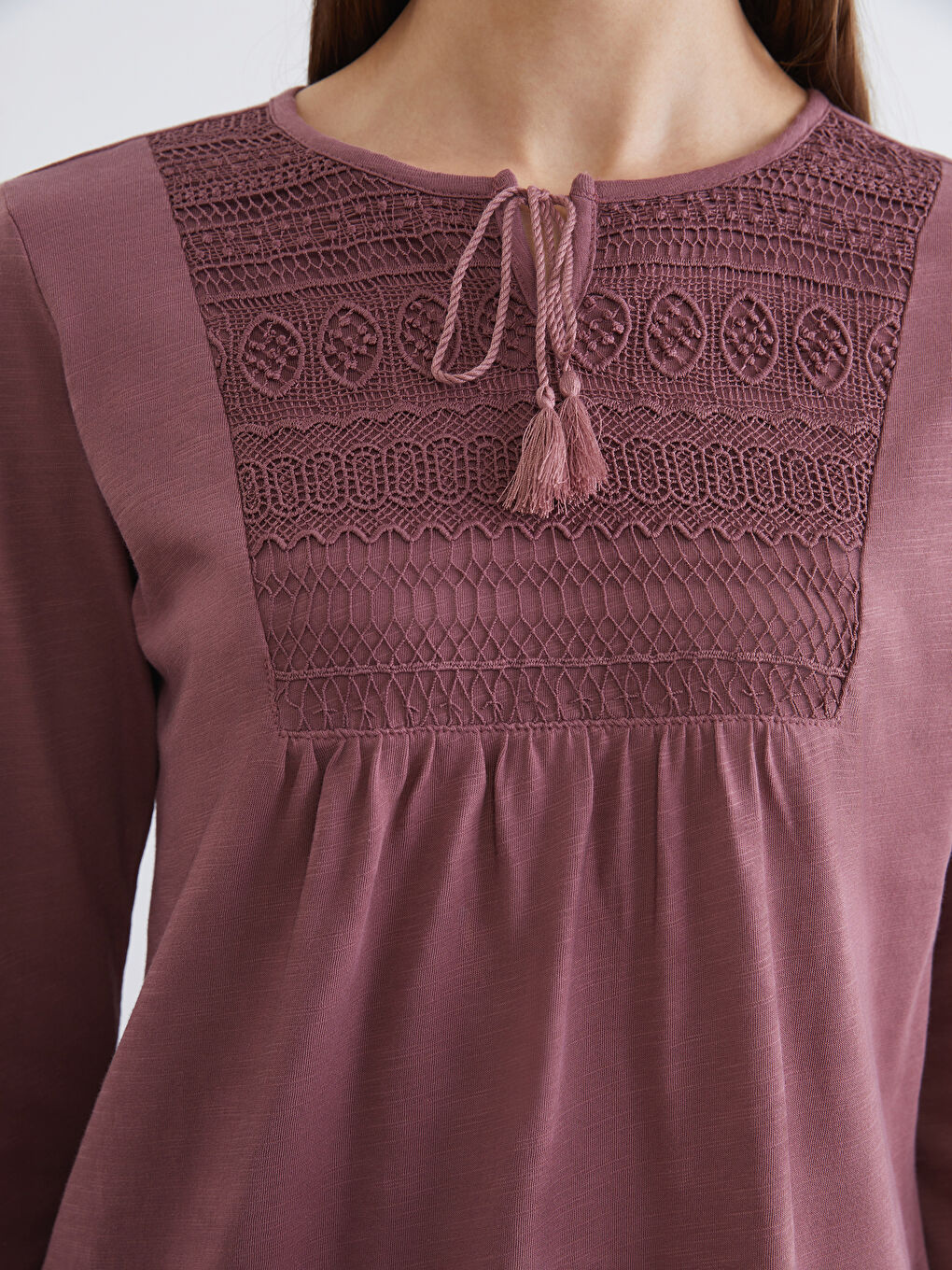 Pembe Bağlamalı Yaka Nakışlı Bluz-2