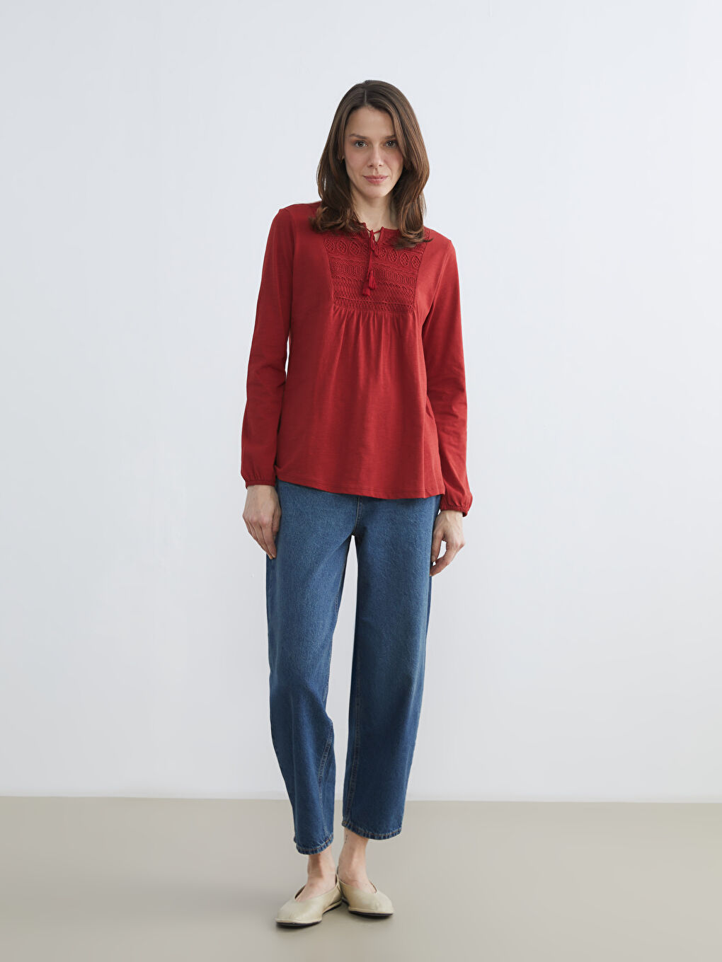 Kırmızı Bağlamalı Yaka Nakışlı Bluz-1