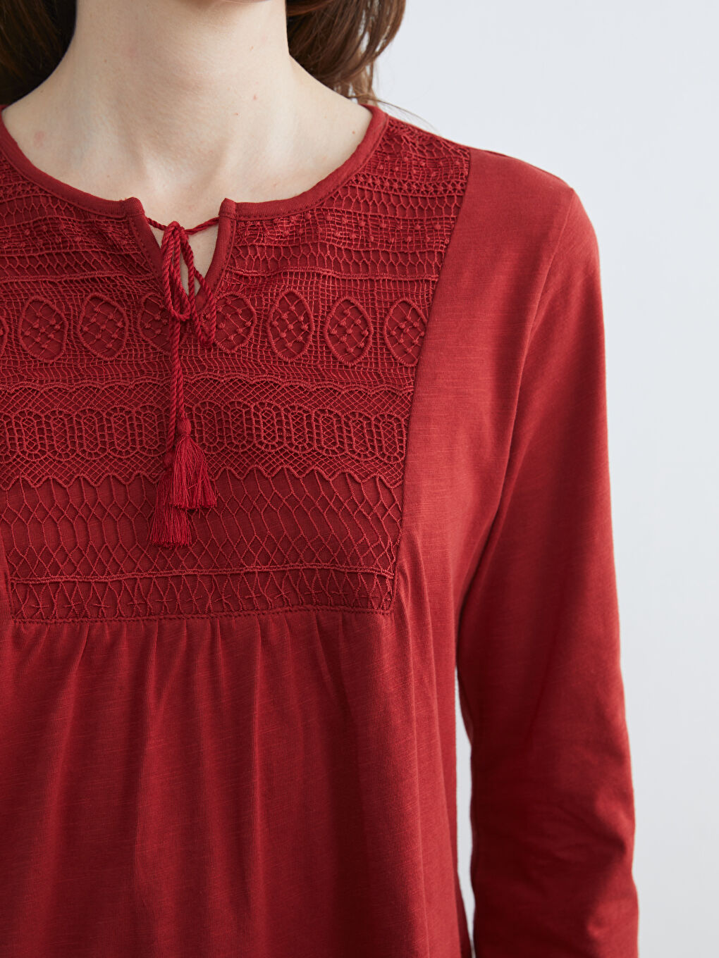 Kırmızı Bağlamalı Yaka Nakışlı Bluz-2